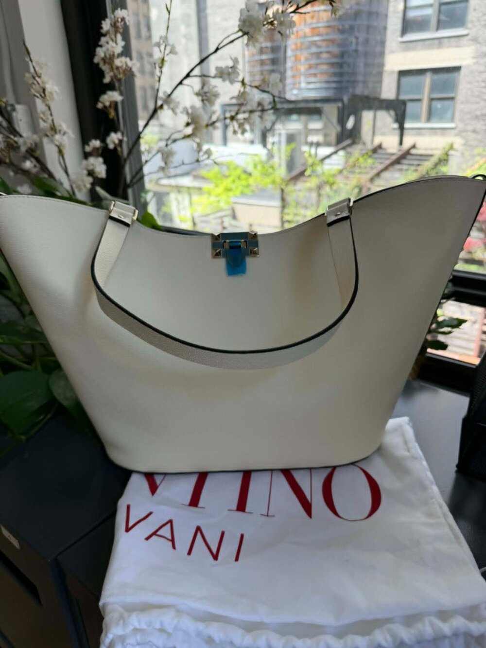 VALENTINO GARAVANI Valentino Rockstud large Leather Tote In Ivory